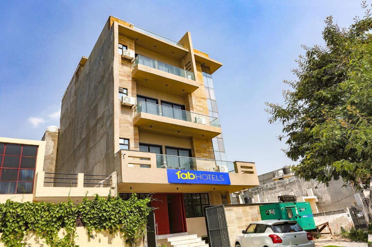 Fabhotel Clarks Suites Noida Exterior photo