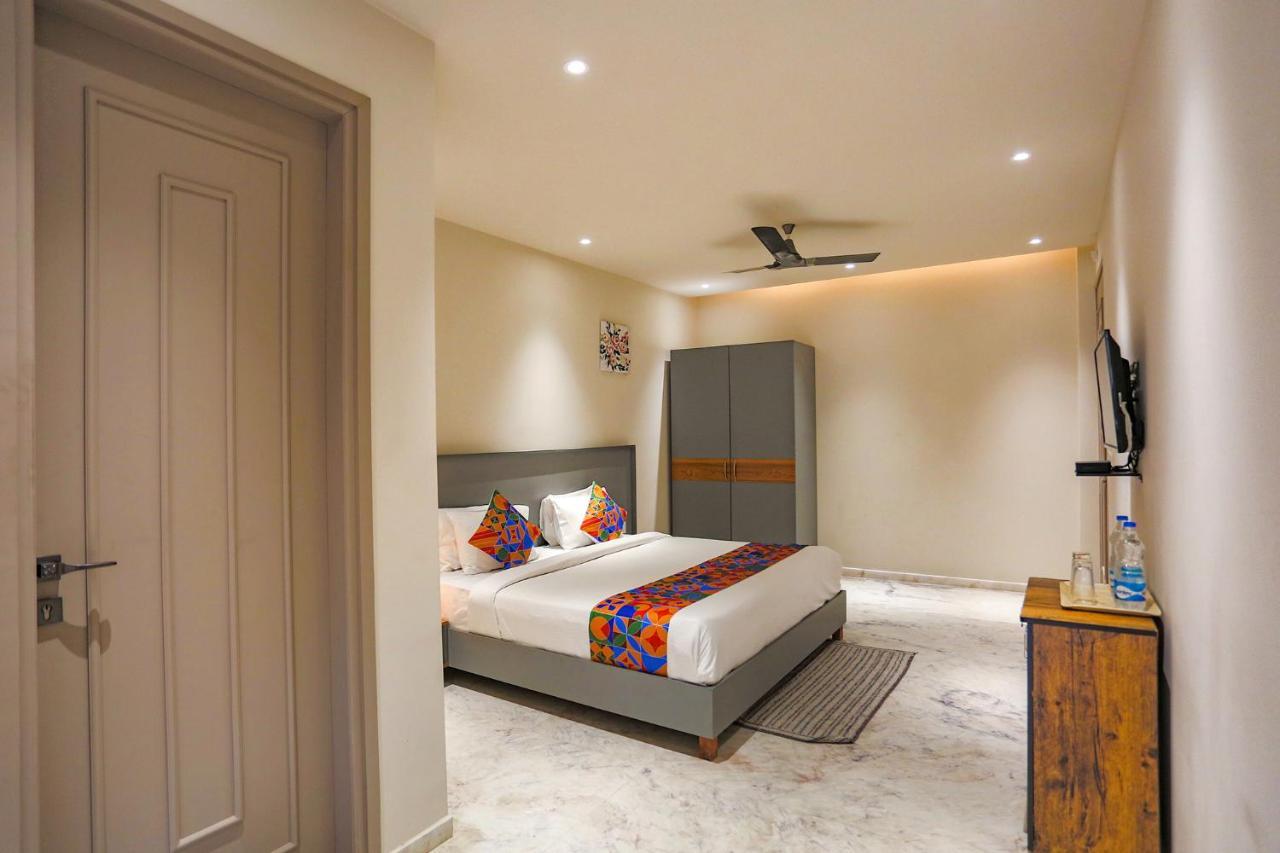 Fabhotel Clarks Suites Noida Exterior photo