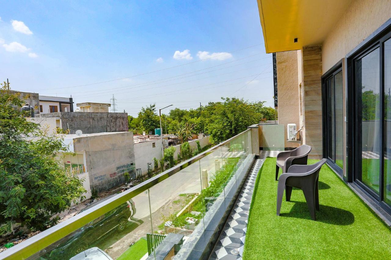 Fabhotel Clarks Suites Noida Exterior photo