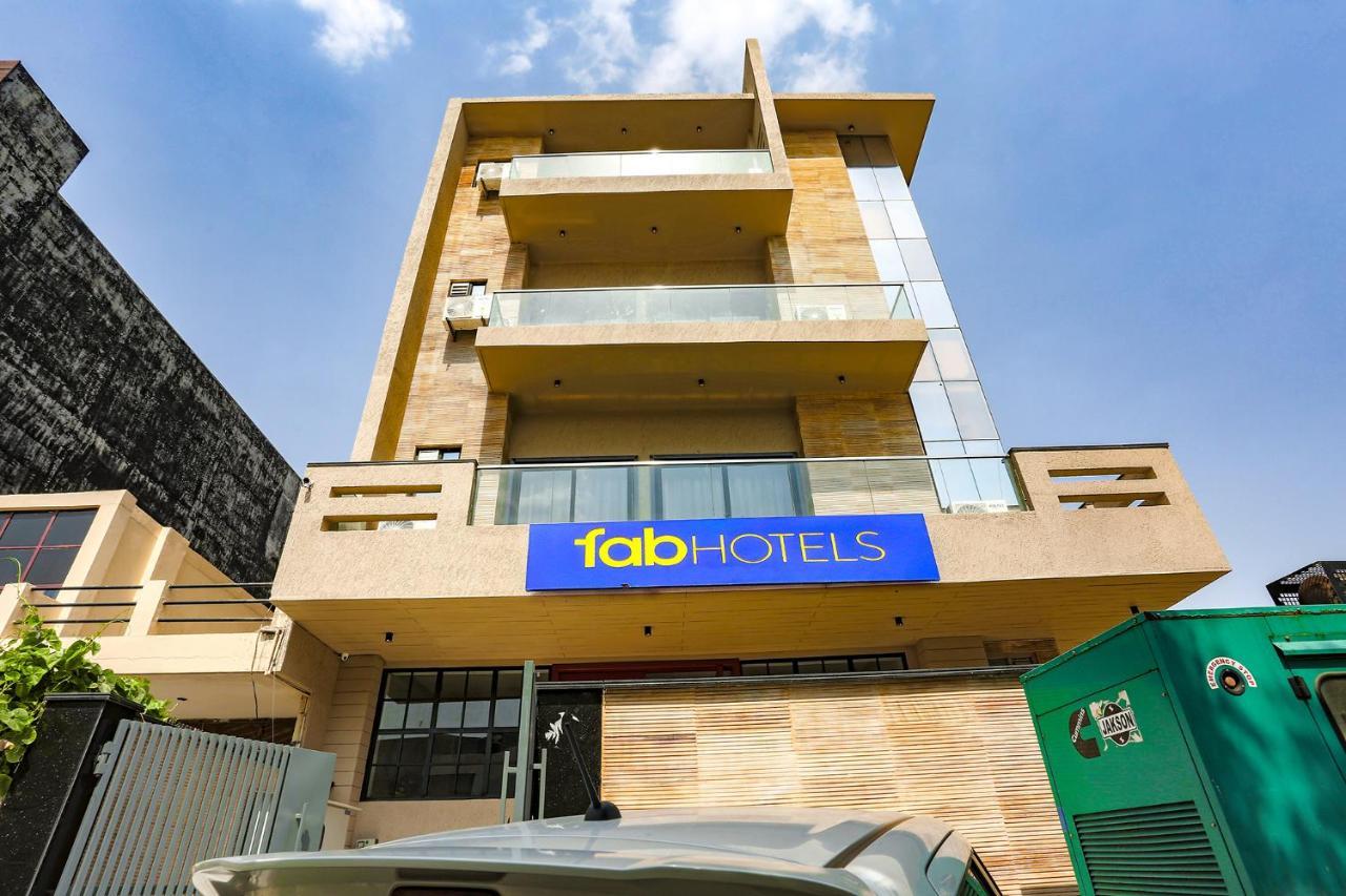 Fabhotel Clarks Suites Noida Exterior photo