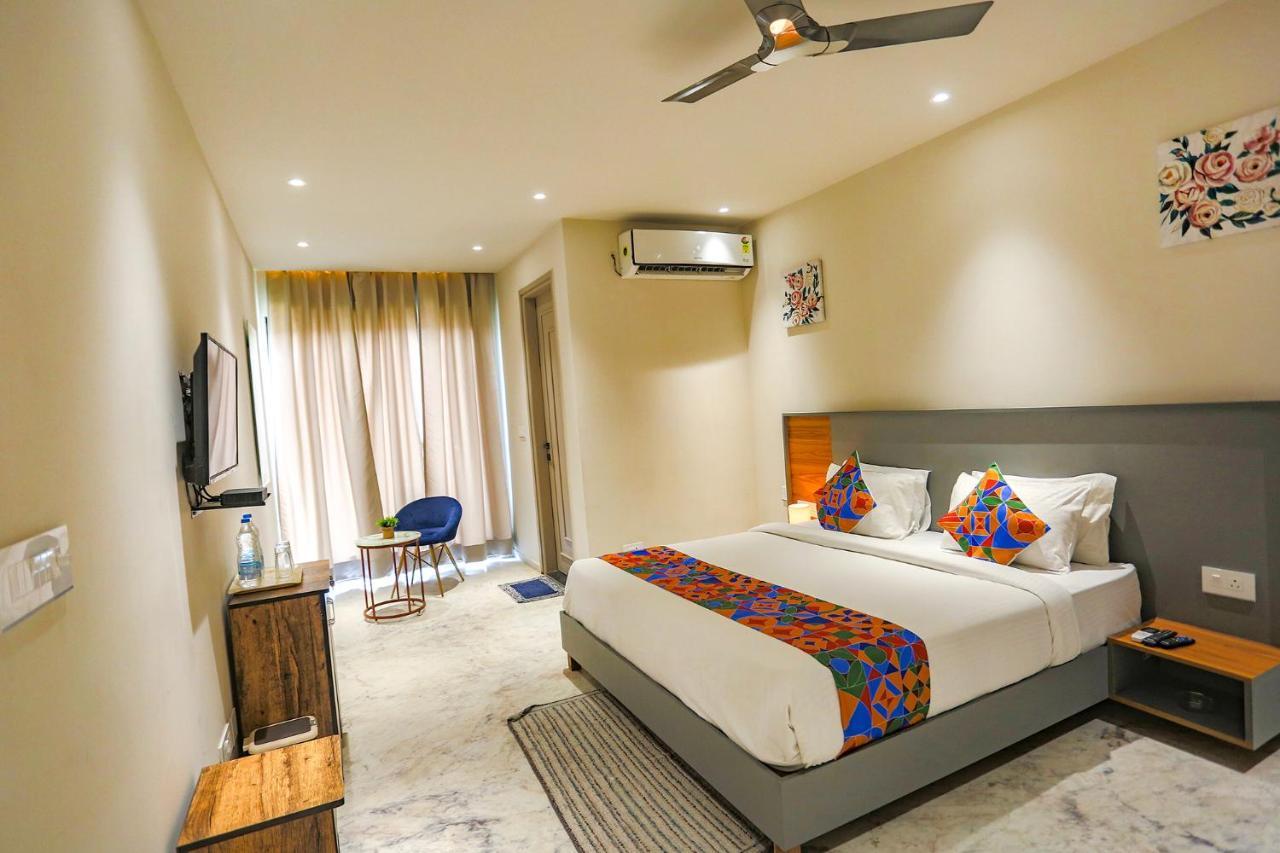 Fabhotel Clarks Suites Noida Exterior photo